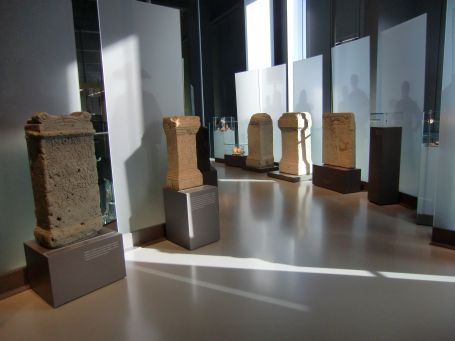 Xanten : RömerMuseum, Grab- und Weihesteine